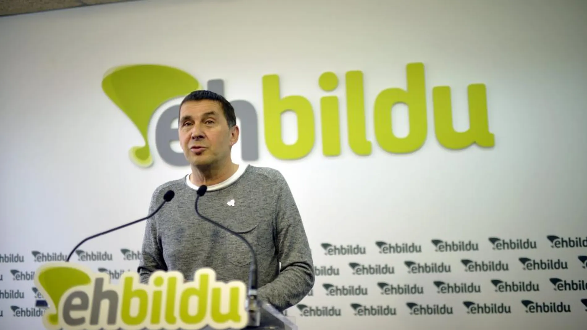 El secretario general de Sortu, Arnaldo Otegi (c), propuesto por la dirección de EH Bildu como candidato a lehendakari
