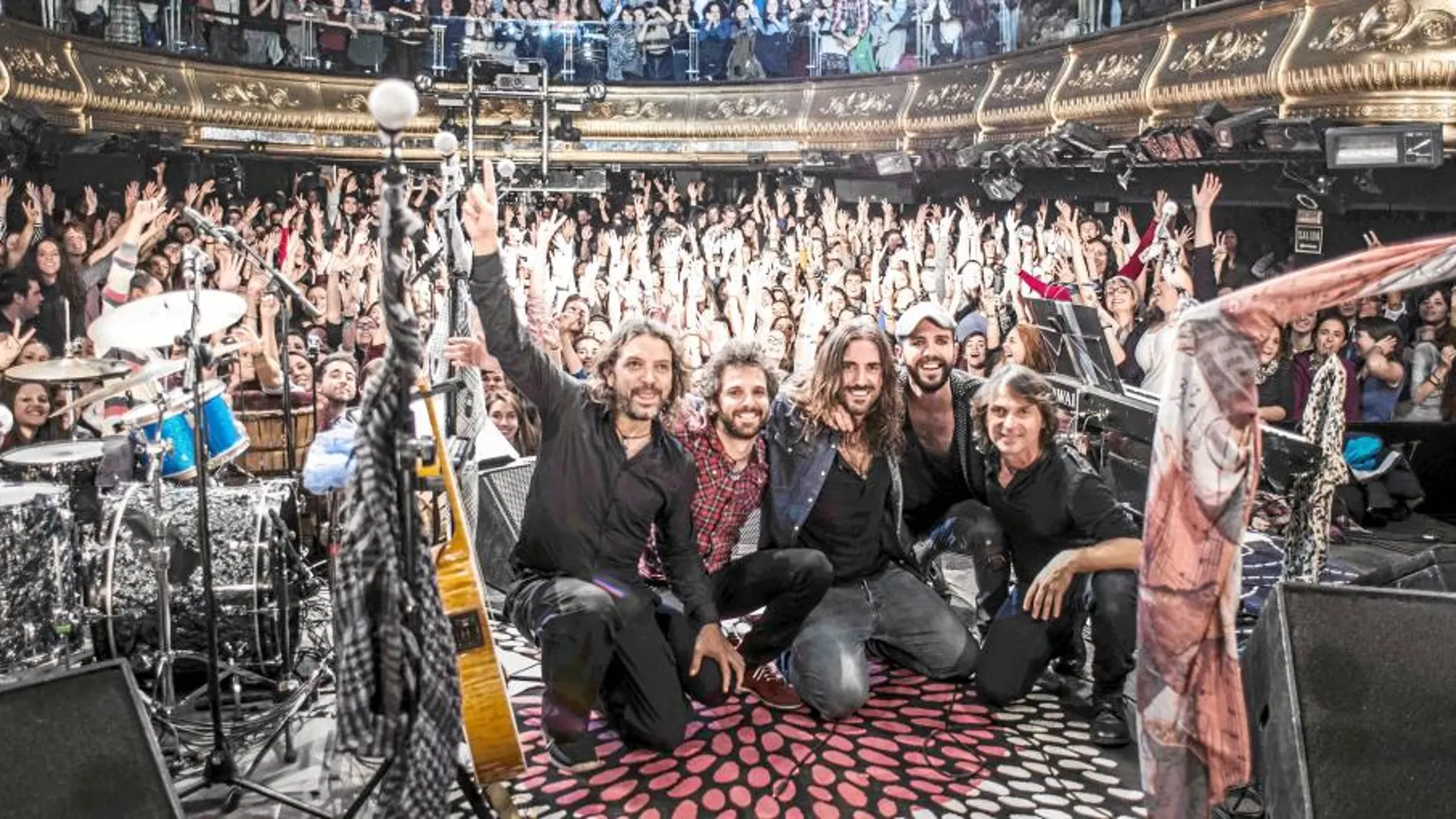 El músico Andrés Suárez, en el centro junto a los integrantes de su banda, en un concierto
