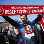 Seguidores del presidente Erdogan y el «premier» Davutoglu, ayer en Estambul