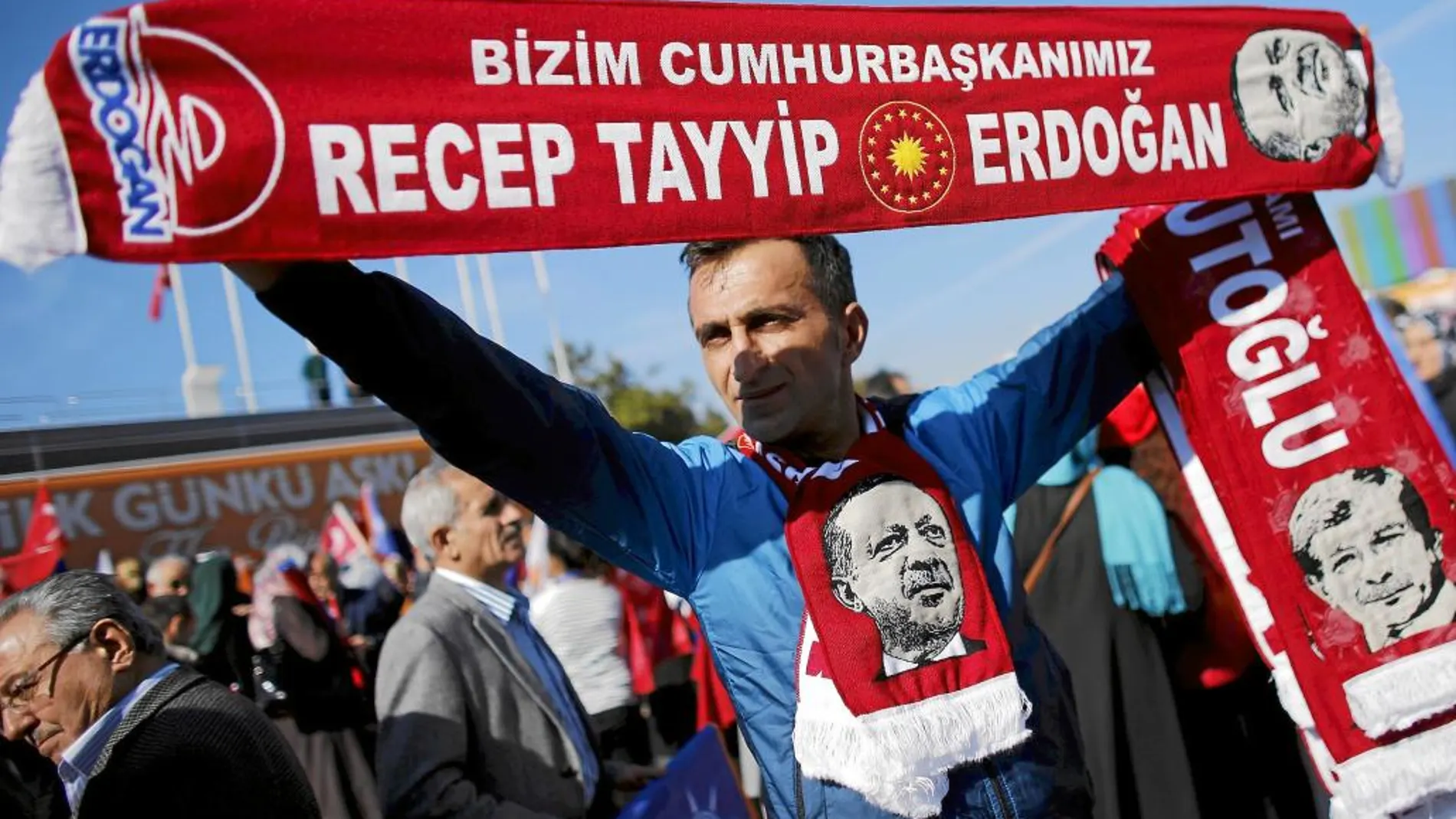 Seguidores del presidente Erdogan y el «premier» Davutoglu, ayer en Estambul