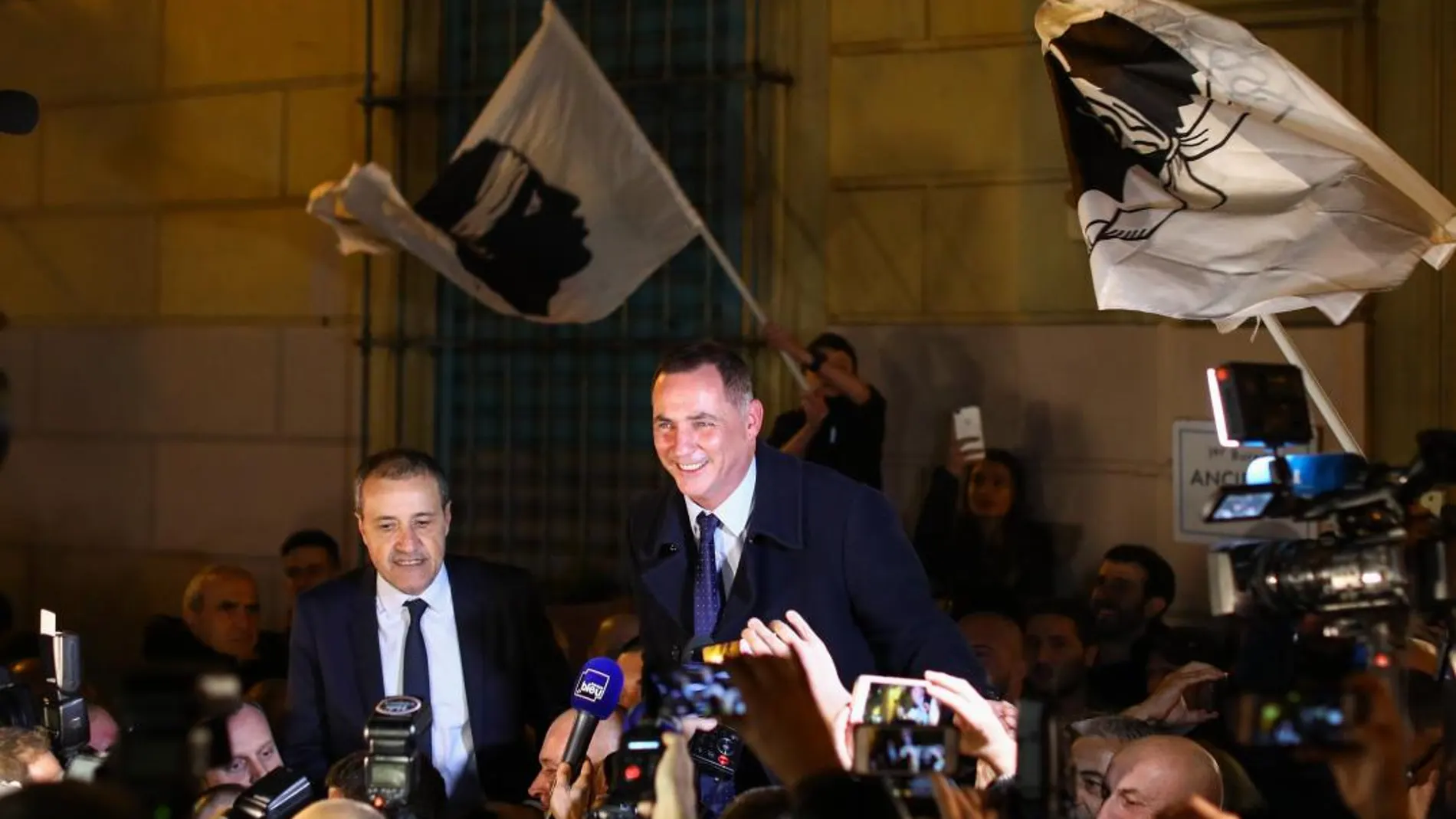 Gilles Simeoni (dcha.) y el independentista Jean-Guy Talamoni celebran el triunfo