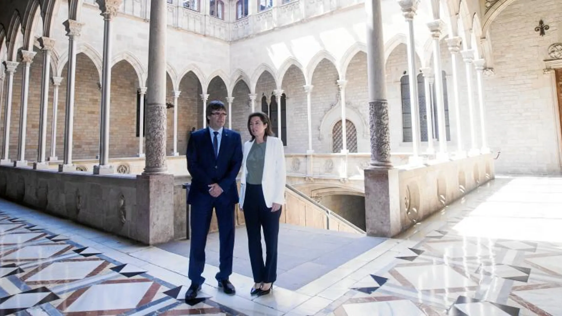 Carles Puigdemont y la directora de BBVA en España, Cristina de Parias, ayer en la firma del acuerdo