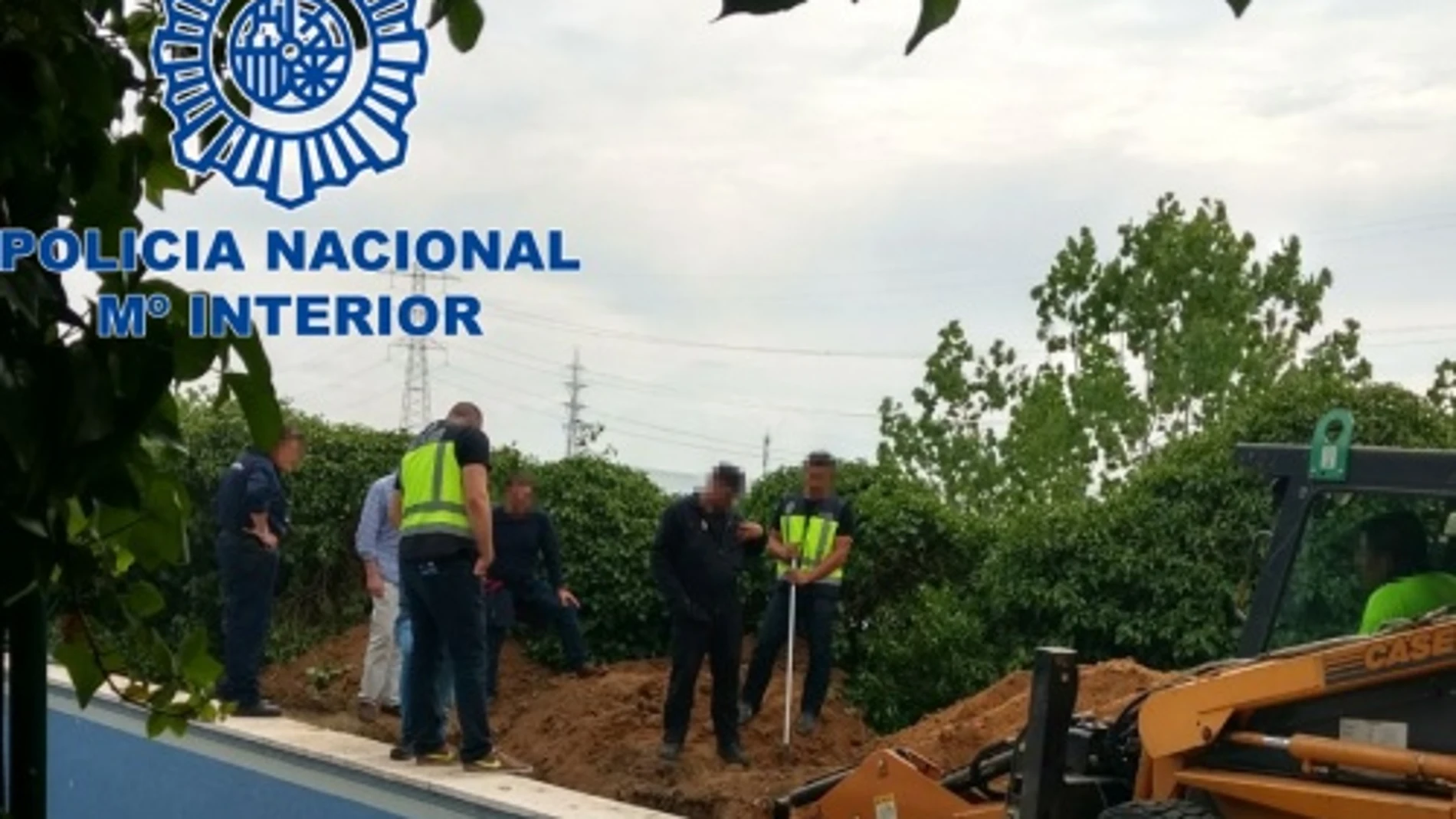 Imagen de varios agentes analizando el jardín en el que fueron encontrados los restos