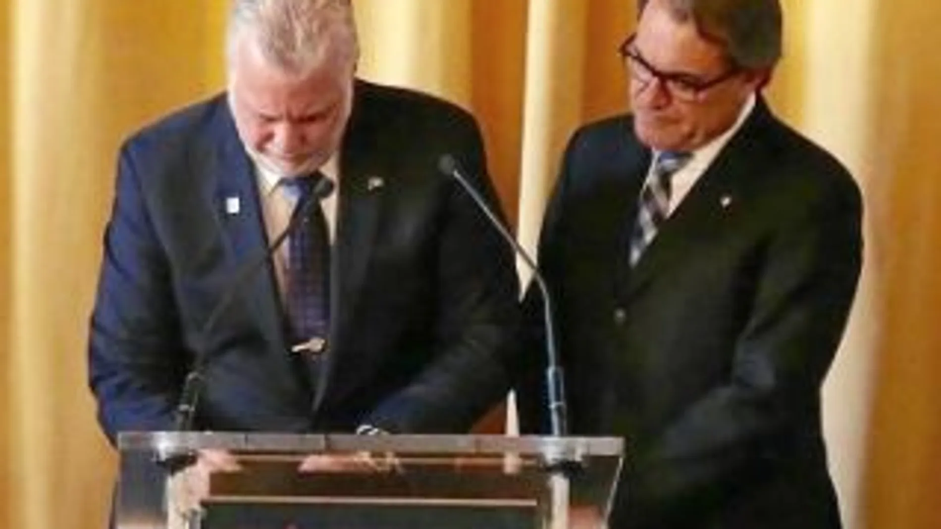 Artur Mas junto al primer ministro de Québec, Phillipe Couillard, en la asamblea general de la Alianza de Estados y Regiones por el Clima
