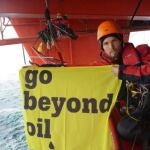 Un activista de Greenpeace, tras escalar la plataforma de Cairn Energy por la que ha sido sancionado