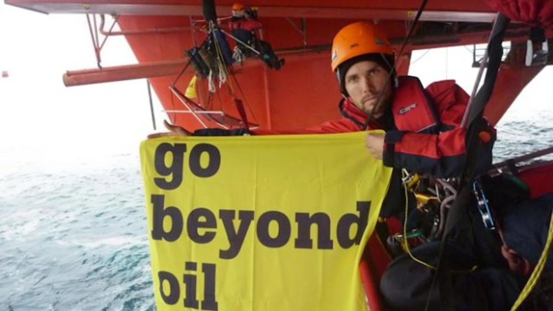 Un activista de Greenpeace, tras escalar la plataforma de Cairn Energy por la que ha sido sancionado