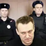 El líder opositor ruso, Alexei Navalni (c), durante una audiencia en el Tribunal de Moscú
