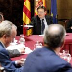 El president de la Generalitat, Ximo Puig (centro), ha presidido, junto a la vicepresidenta Mónica Oltra