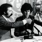 Uri Geller se convirtió en historia viva de la televisión en España con su aparición en el programa «Directísimo», que dirigía y presentaba José María Íñigo en TVE, cuando dobló cucharas y arregló relojes a distancia