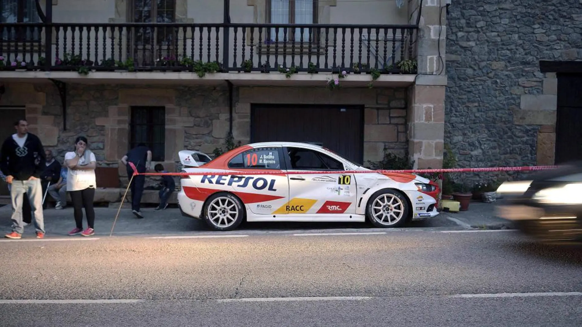 Estado en que ha quedado el coche participante en el Rally de Cantabria, tras el accidente