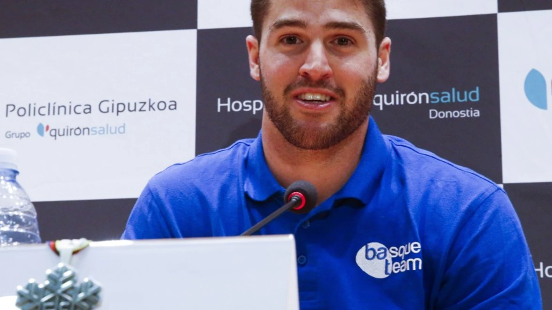 Lucas Eguibar, en rueda de prensa en San Sebastián para presentar las dos medallas de plata que ha conseguido en el campeonato del mundo de Sierra Nevada