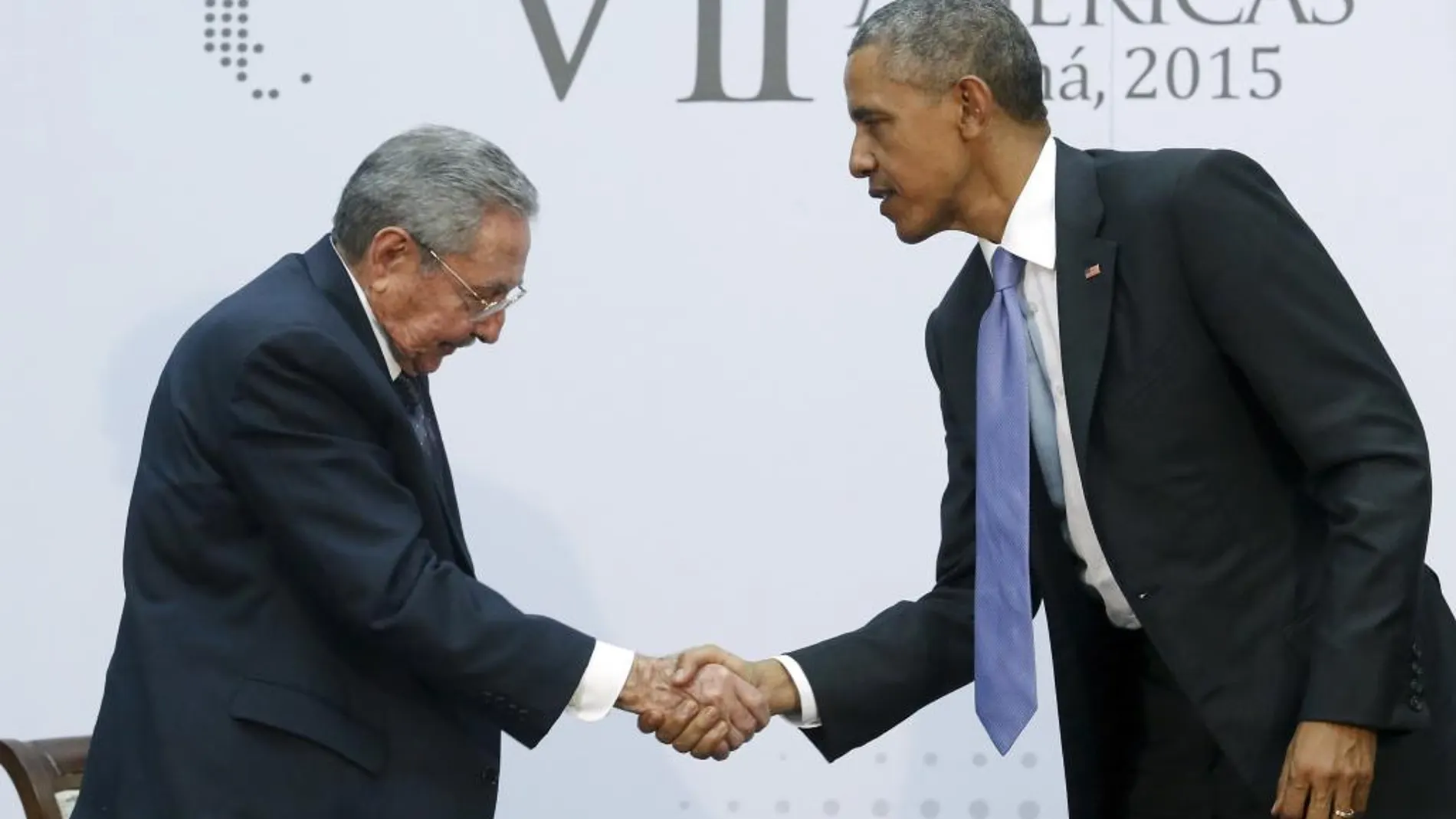 Imagen de archivo del 11 de abril de 2015, del saludo entre Obama y Raúl Castro en la Cumbre de las Américas en Panamá