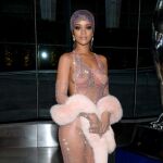 Rihanna con un vestido hecho de cristales de Swarovski en los premios del CFDA
