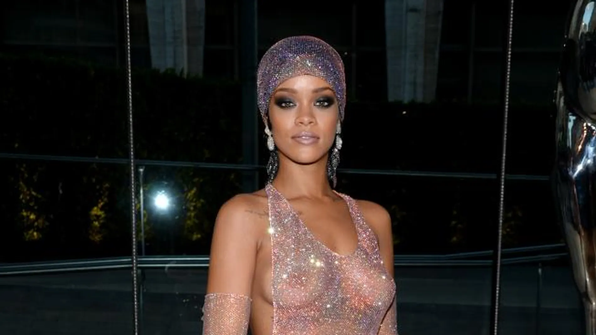 Rihanna con un vestido hecho de cristales de Swarovski en los premios del CFDA