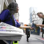 Una mujer ofrece un diario a una joven en Londres