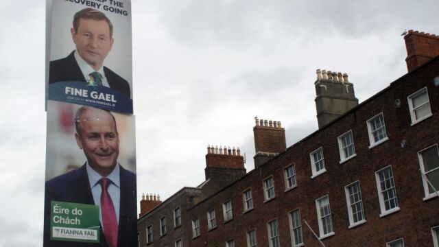 Cartel electoral de los principales partidos irlandeses en una calle de Dublín