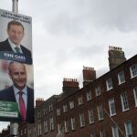 Cartel electoral de los principales partidos irlandeses en una calle de Dublín