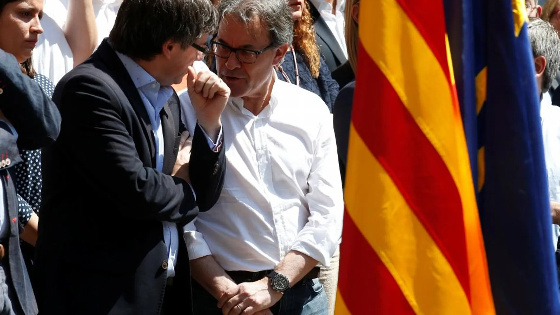 Artur Mashabla co n el presidente de la Generalitat, Carles Puigdemont, durante la presentación de las listas de CDC