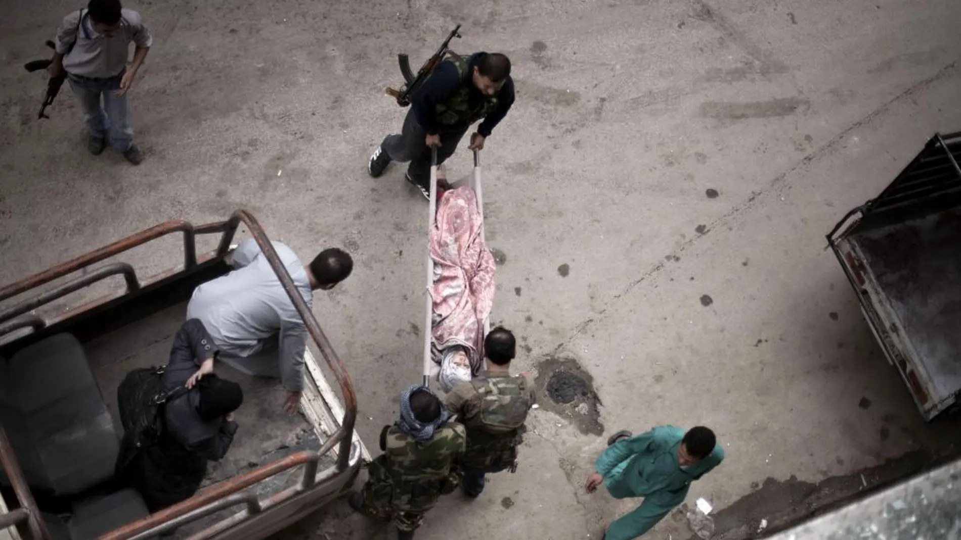 Rebeldes sirios llevan a una mujer herida al hospital en Alepo, Siria
