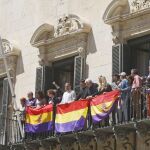 Concejales de Guanyar y simpatizantes con la República cuelgan banderas en el balcón del ayuntamiento de Alicante