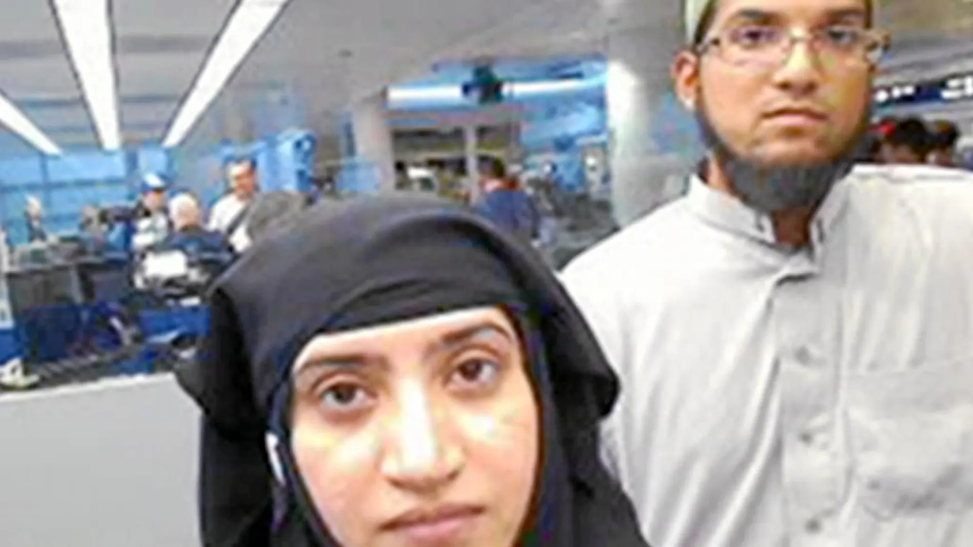 Tashfeen Malik y su marido, Syed Farook, en el aeropuerto de Chicago