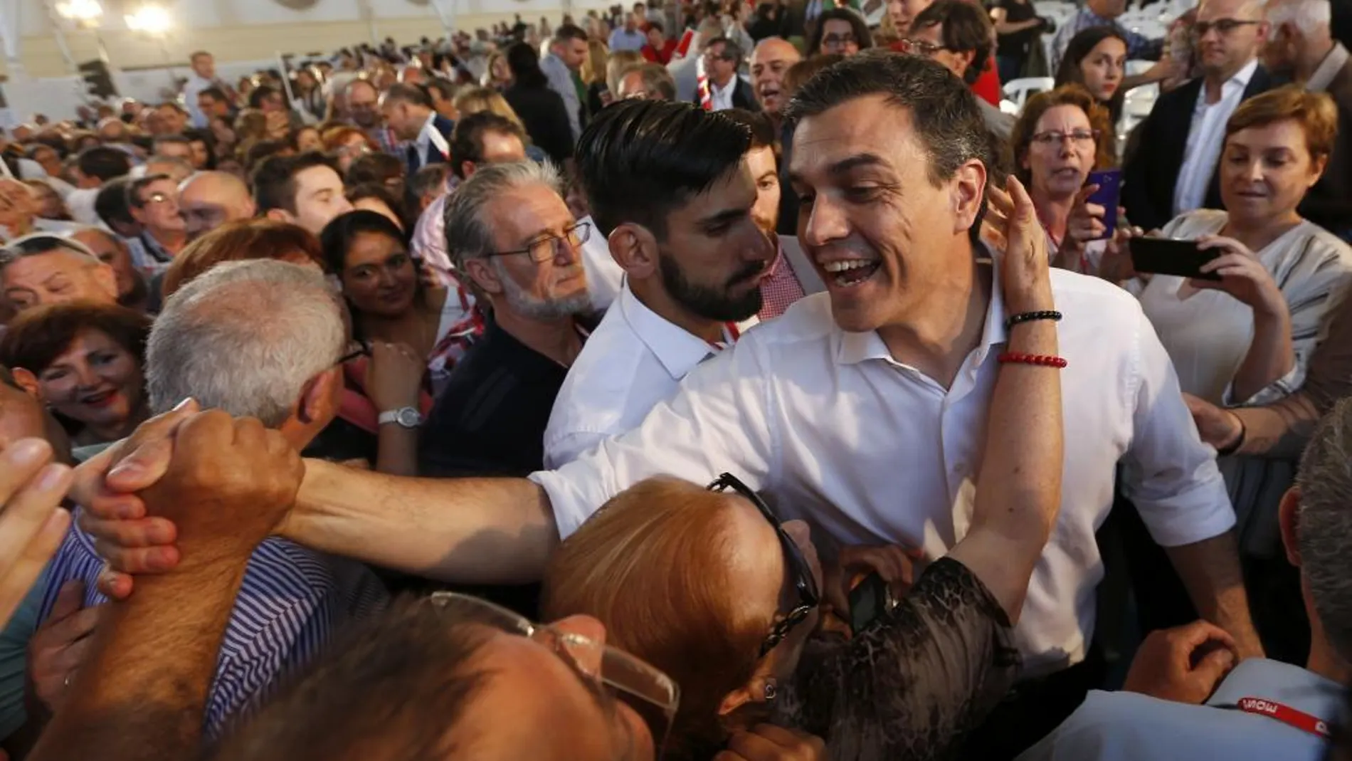 El candidato del PSOE a la Moncloa, Pedro Sánchez, ayer durante un mitin en Burjassot