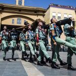 Zapadores de la brigada de la Legión Rey Alfonso XII hacen el traslado del Cristo de la Buena Muerte en Málaga.