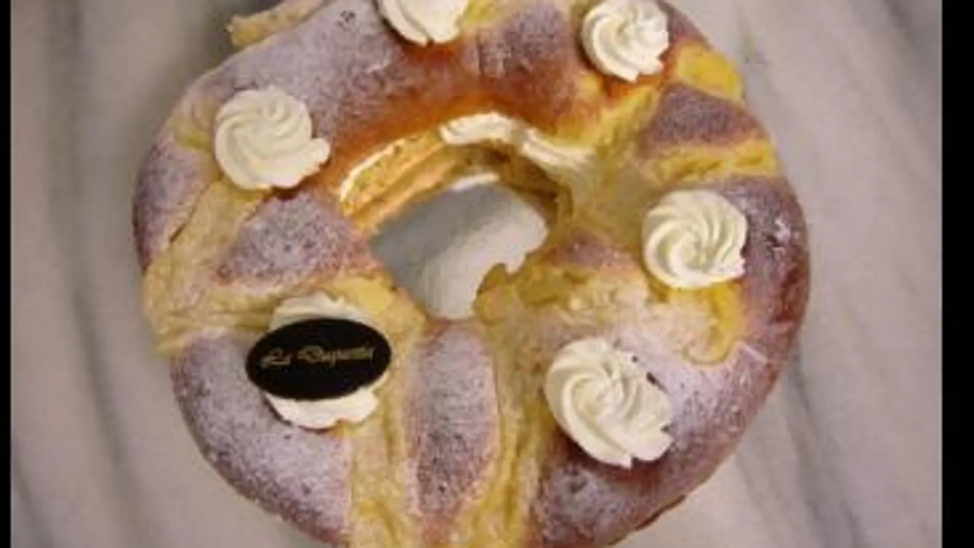 Corona de la Almudena de nata de la pastelería “La Duquesita”