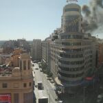 Imagen de la columna de humo que sale del edificio