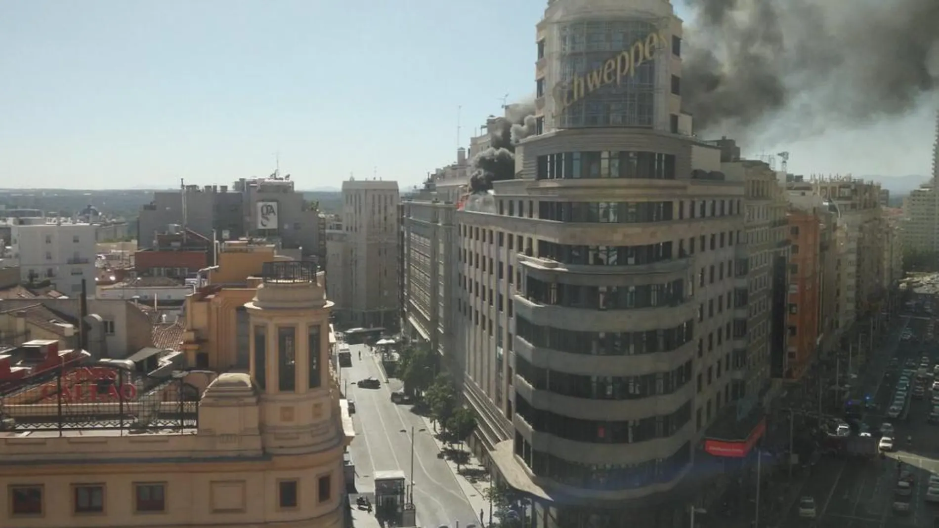 Imagen de la columna de humo que sale del edificio