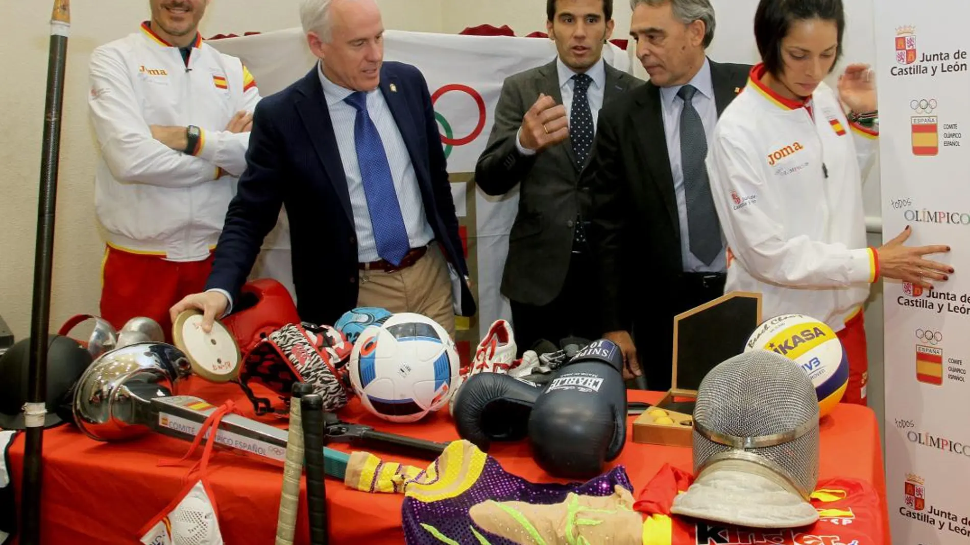 Presentación del programa “Todos Olímpicos”. De Izquierda a Derecha, el jugador de balonmano, Iñaki Malumbres; el delegado de la Junta, Luis Domingo González; el director general de Deportes, Alfonso Lahuerta; el director de Deportes del COE, Ricado Leiva; y la atleta, Nuria Luguero