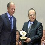 Jose Antonio Monago, presidente de Extremadura, hizo ayer entrega del Premio Cereza de Oro a Mauricio Carlotti