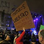 Manifestación ayer a favor de los titiriteros durante el pregón de Carnaval en Madrid.