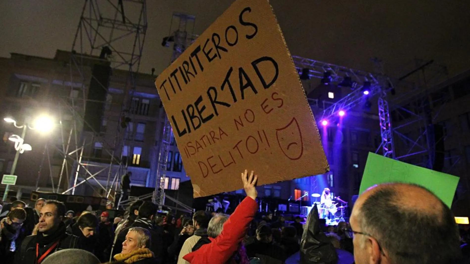 Manifestación ayer a favor de los titiriteros durante el pregón de Carnaval en Madrid.