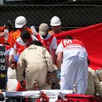El piloto español de Moto2 Luis Salom, del equipo SAG Team, es atendido por los servicios sanitarios