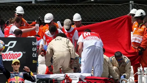 El piloto español de Moto2 Luis Salom, del equipo SAG Team, es atendido por los servicios sanitarios
