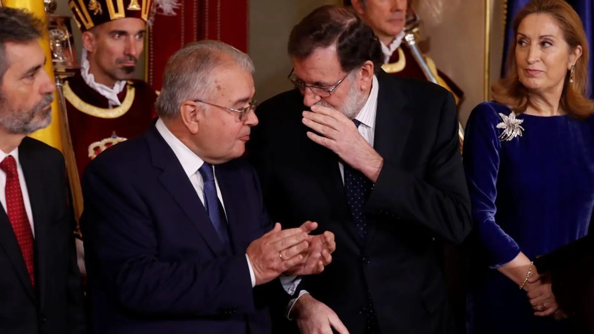 El presidente del Gobierno, Mariano Rajoy y el presidente del Tribunal Constitucional, Juan José González Rivas