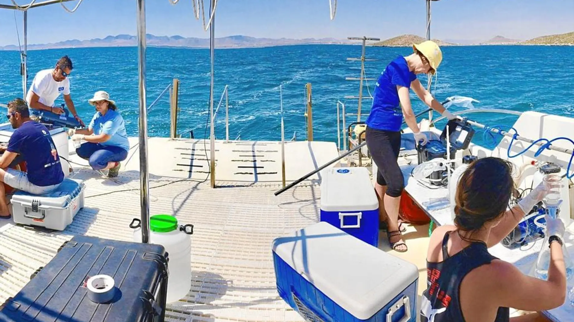 Investigadores y científicos trabajan sobre la laguna evaluando y midiendo los indicadores y comprobando el estado del Mar Menor