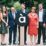 Montón, Oltra, Soriano, Puig, Marco, Morera y Soler, posan delante del logo de À punt en el Jardín Botánico, durante la presentación a la que asistió medio Consell