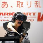 Una visitante grita mientras juega al Mariokart VR con unas gafas de realidad virtual VR goggle-type en el VR ZONE SHINJUKU, el mayor centro de realidad virtual de Japón, en Tokio. El centro, diseñado por Bandai Namco Entertainment Inc. abrió sus puertas el 14 de julio y ofrece 15 experiencias virtuales