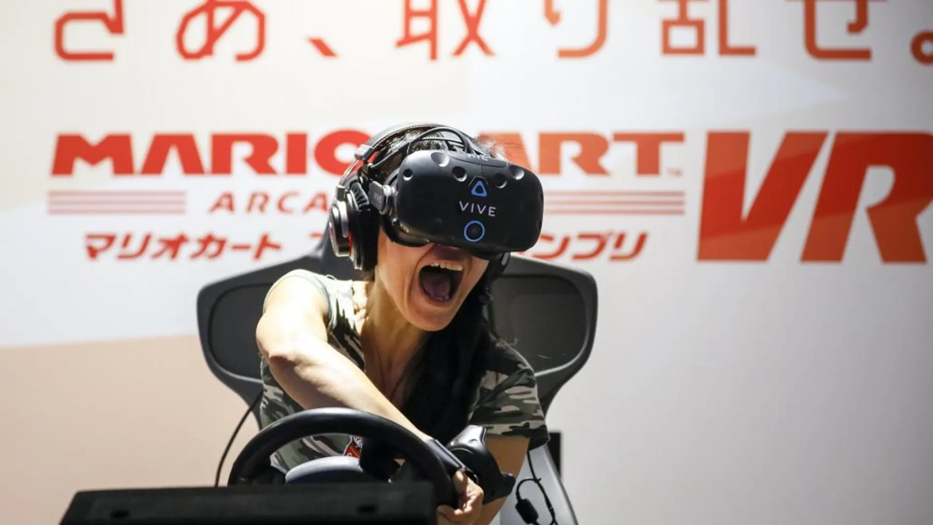 Una visitante grita mientras juega al Mariokart VR con unas gafas de realidad virtual VR goggle-type en el VR ZONE SHINJUKU, el mayor centro de realidad virtual de Japón, en Tokio. El centro, diseñado por Bandai Namco Entertainment Inc. abrió sus puertas el 14 de julio y ofrece 15 experiencias virtuales