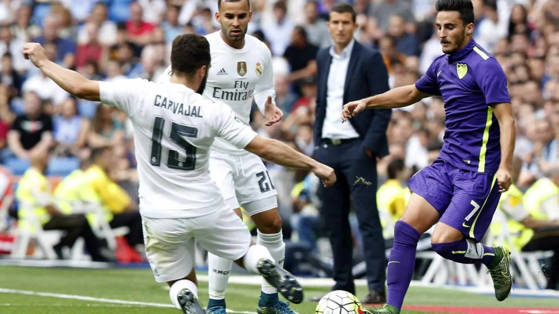 El defensa del Real Madrid, Daniel Carvajal, se disputa la pelota con el centrocampista del Málaga, Juan Carlos Pérez