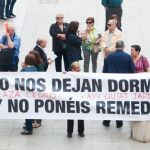 Los vecinos de Ciudad Jardín protestaron ayer ante las puertas de la Plaza del Ayuntamiento