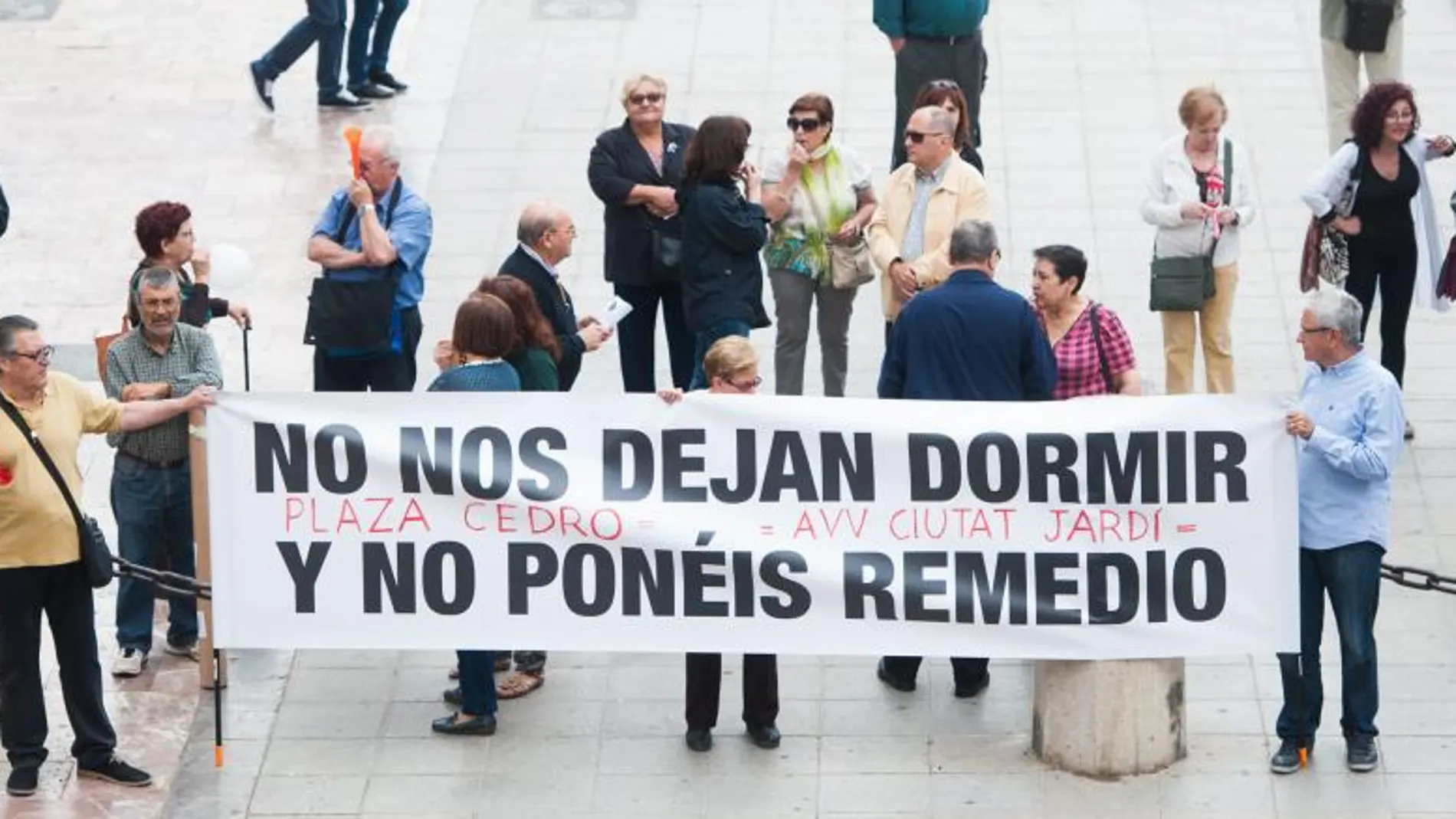 Los vecinos de Ciudad Jardín protestaron ayer ante las puertas de la Plaza del Ayuntamiento