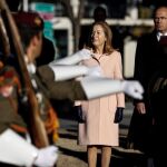 Ana Pastor y Pío García Escudero presidieron el izado de la bandera en la Plaza de Colón de Madrid