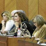 Reciente aprobación. Susana Díaz y la consejera de Hacienda, esta semana en el Pleno que dio luz verde a las cuentas