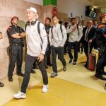 Los jugadores del Madrid a su llegada al aeropuerto. Cristiano, Llorente y Ramos pasan delante de los Mossos