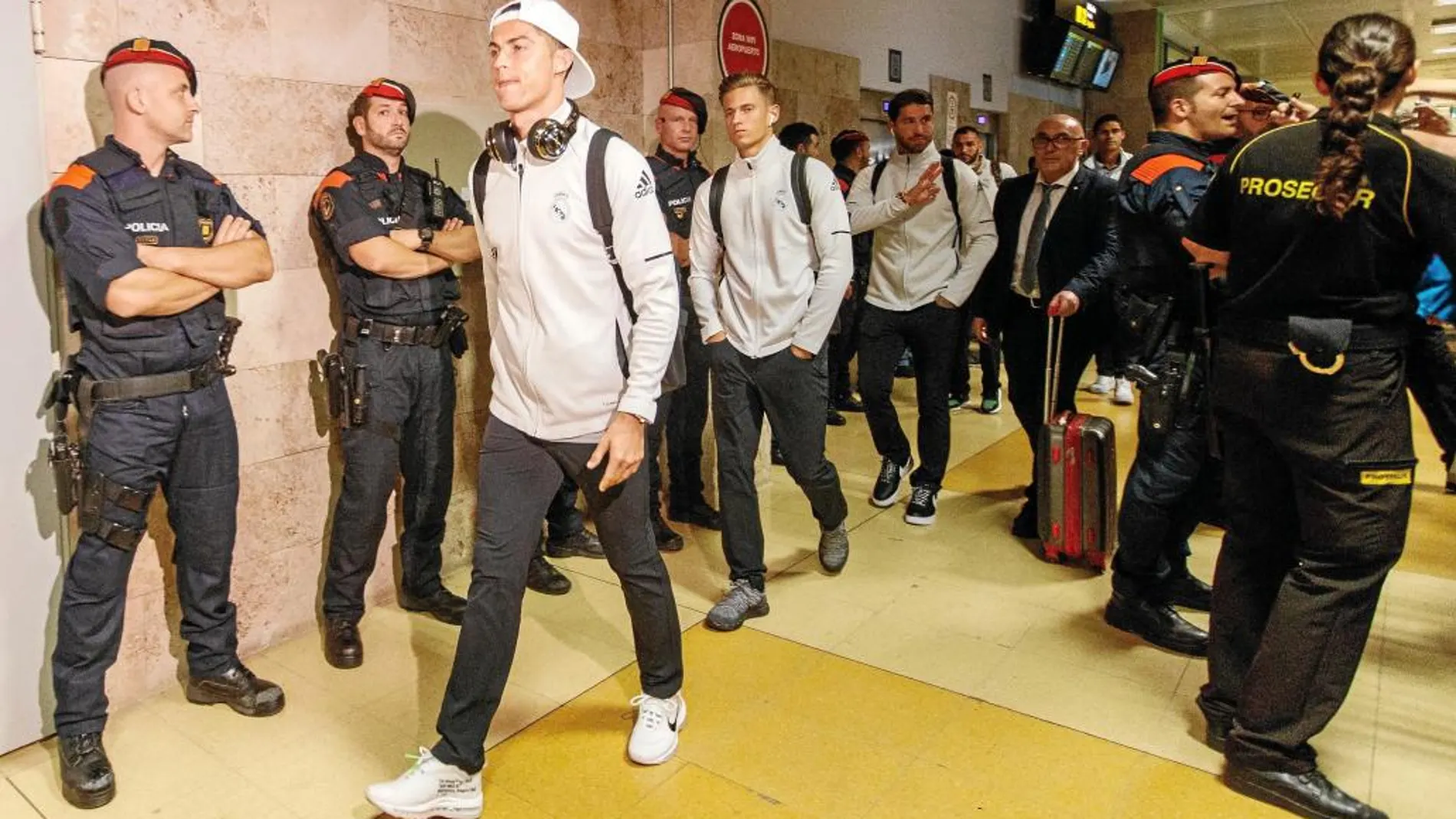 Los jugadores del Madrid a su llegada al aeropuerto. Cristiano, Llorente y Ramos pasan delante de los Mossos