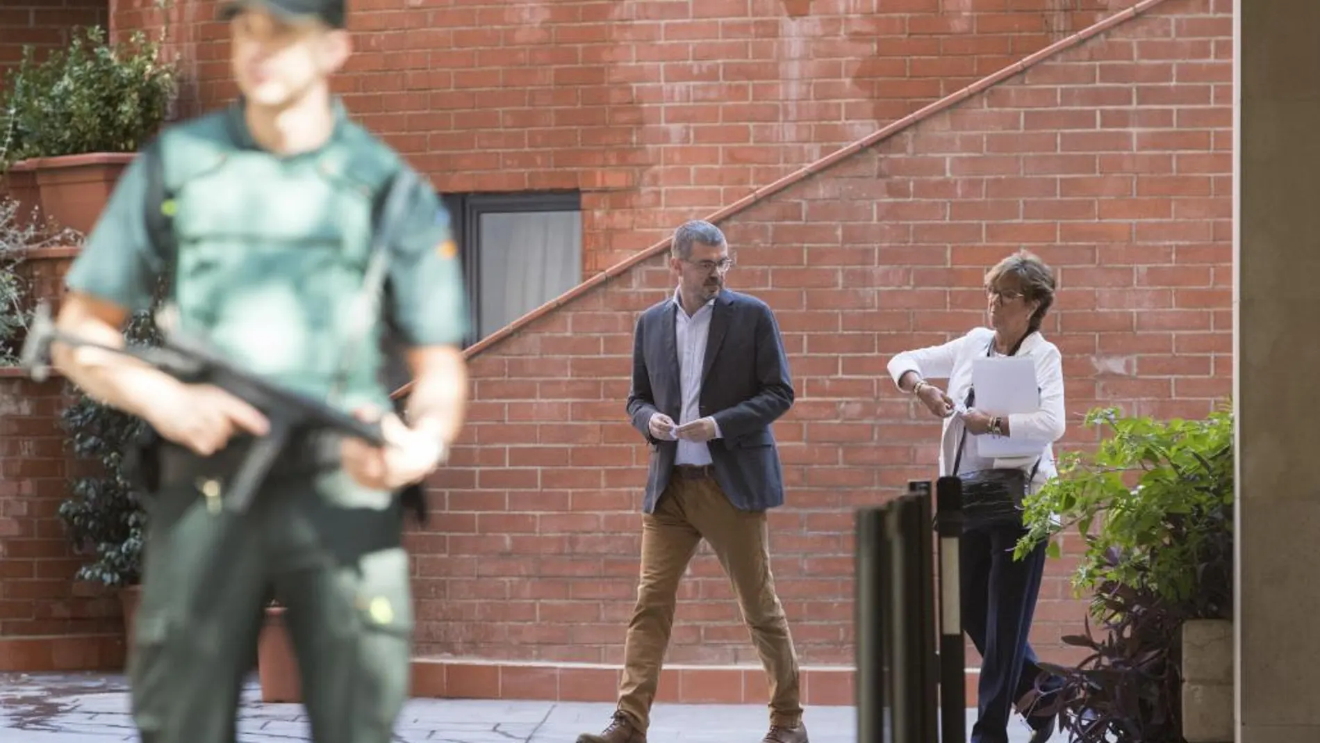 El director general de comunicació de la Generalitat de Catalunya, Jaume Clotet, a su salida tras declarar esta mañana ante la Guardia Civil.