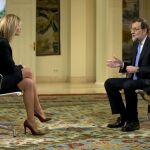 Mariano Rajoy, ante la periodista Susanna Griso, durante la entrevista concedida hoy en un programa matinal de Antena 3.